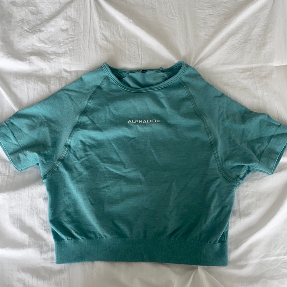 Alphalete cropped t shirt